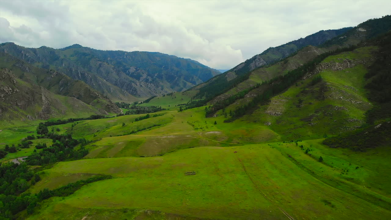 Paesaggio verde della valle delle montagne
