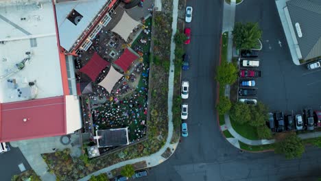 Von-Oben-Nach-Unten-Schoss-Eine-Drohne-über-Die-Würdige-Brauerei-In-Bend,-Oregon