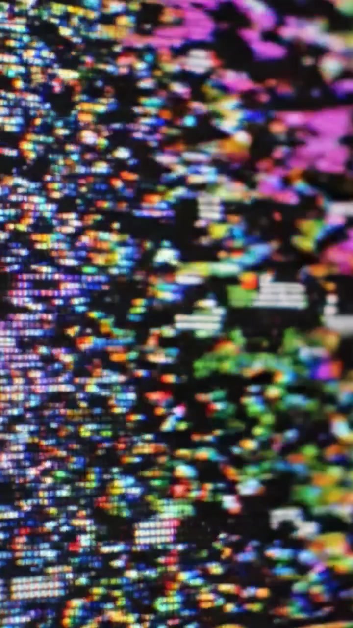 Un'esplorazione vivida di immagini astratte: visualizzazioni di pixelatura colorata e motivi distorti che transitano attraverso spettri vibranti in immagini ad alta risoluzione.