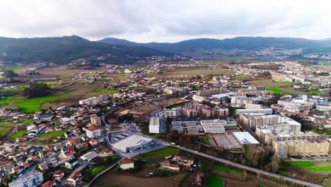 vista superior de la ciudad con edificios y construcciones modernas