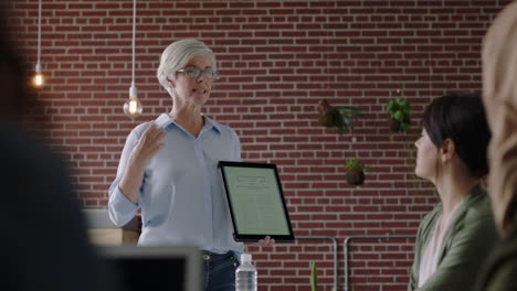 empresarios que se reúnen para hacer una lluvia de ideas gerente de equipo mujer que presenta ideas de marketing para un proyecto de inicio usando una tableta discutiendo la estrategia colegas que trabajan juntos en la oficina presentación
