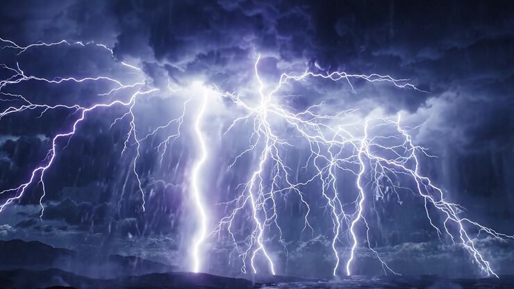 Una maestosa dimostrazione della potenza della natura: un brillante fulmine illumina le nuvole scure durante una notte tempestosa, creando un sorprendente contrasto visivo contro il cielo minaccioso.