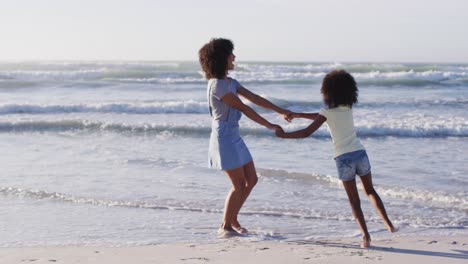 Madre-Afroamericana-Y-Su-Hija-Jugando-En-La-Playa