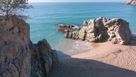 Nahaufnahme-Der-Felsen-Am-Strand-Der-Costa-Brava-Mit-Türkisfarbenem-Wasser-Und-Transparentem-Ruhigem-Meer