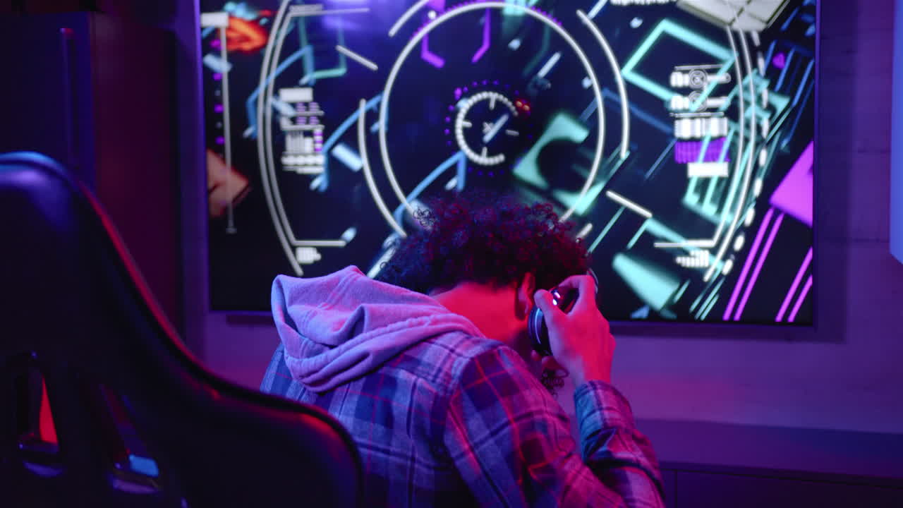 한 젊은 남성이 집에서 게임 헤드으로 대화하고, 복사 공간