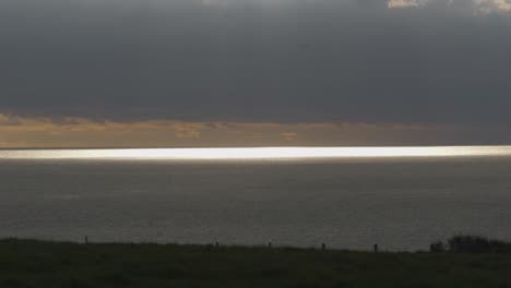 horizonte marino iluminado por el sol en la isla sagrada en un día nublado