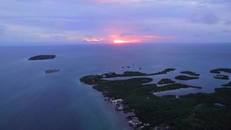 Exotische-Tropische-Insel-Mit-Lagunen-Bei-Sonnenuntergang-In-Kolumbien