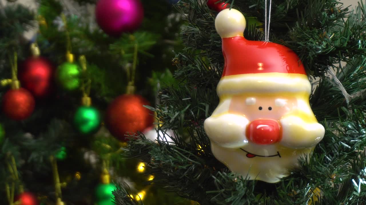 dolly de adornos en un árbol de navidad con luz decorativa en 4k (uhd)