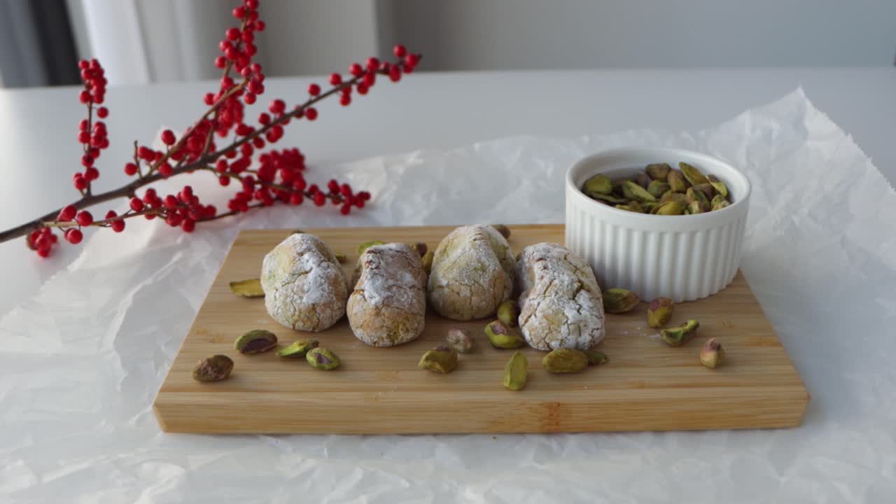toma de zoom en una configuración para fotografía de alimentos, galletas de navidad masticables de pistacho amaretti