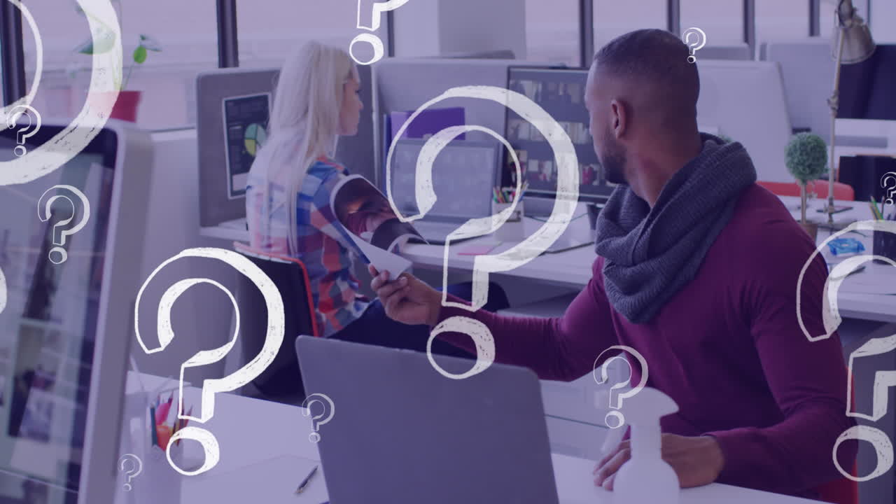 animación de iconos de signos de interrogación sobre diversas personas de negocios que sostienen documentos