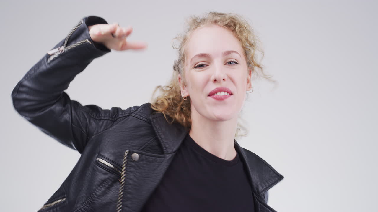 bailar es una gran manera de expresar la felicidad.