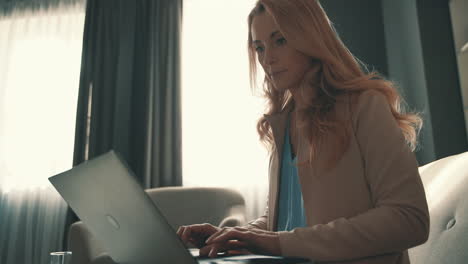 mujer usando una computadora portátil, escribiendo con el teclado