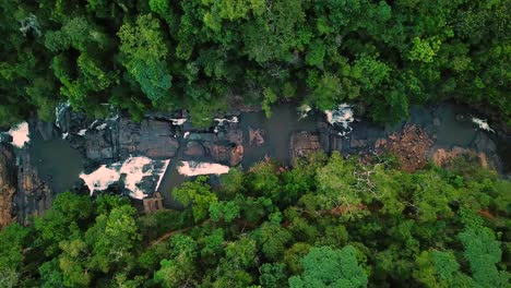 Tomas-Aéreas-Lentas-Y-Relajantes-Hechas-En-La-Selva-Tropical-De-Brasil-Que-Muestran-Río,-Rocas-Y-Cascada