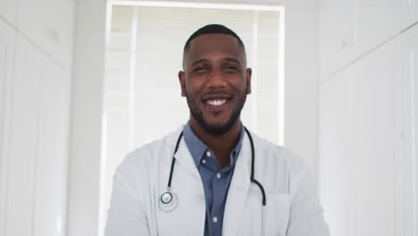 Porträt-Eines-Afroamerikanischen-Arztes,-Der-Zu-Hause-Lächelt