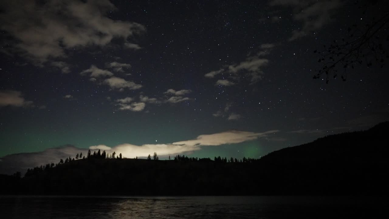 Incantevole aurora danza sopra un lago sereno