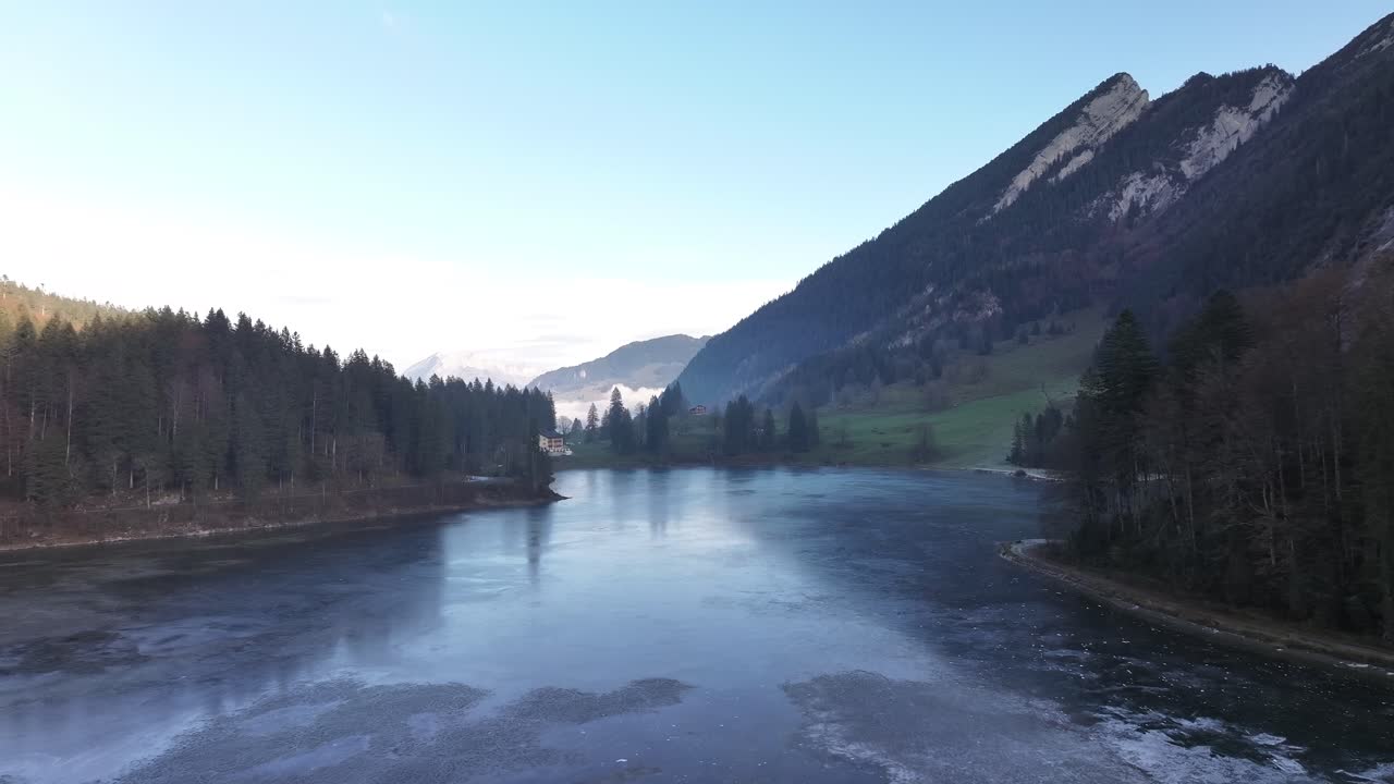 Luftfoto over Obersee, Glarus, Sveits, som viser rolig naturlandskap med alpine fjell som omgir innsjøen, og fanger skjønnheten i sveitsiske landskap.
