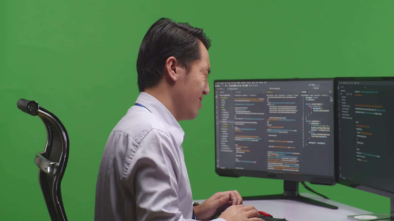 컴퓨터 에서 일 하는 동안 허리 통증 이 있는 사람