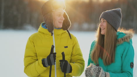 Un-Hombre-Y-Una-Mujer-Cariñosos-Esquiando-En-El-Bosque-Invernal-Realizando-Actividades-Al-Aire-Libre-Llevando-Un-Estilo-De-Vida-Saludable.-Camara-Lenta