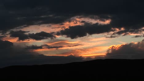 Totale-Gewitterwolken,-Die-über-Einen-Goldenen-Himmel-Kriechen