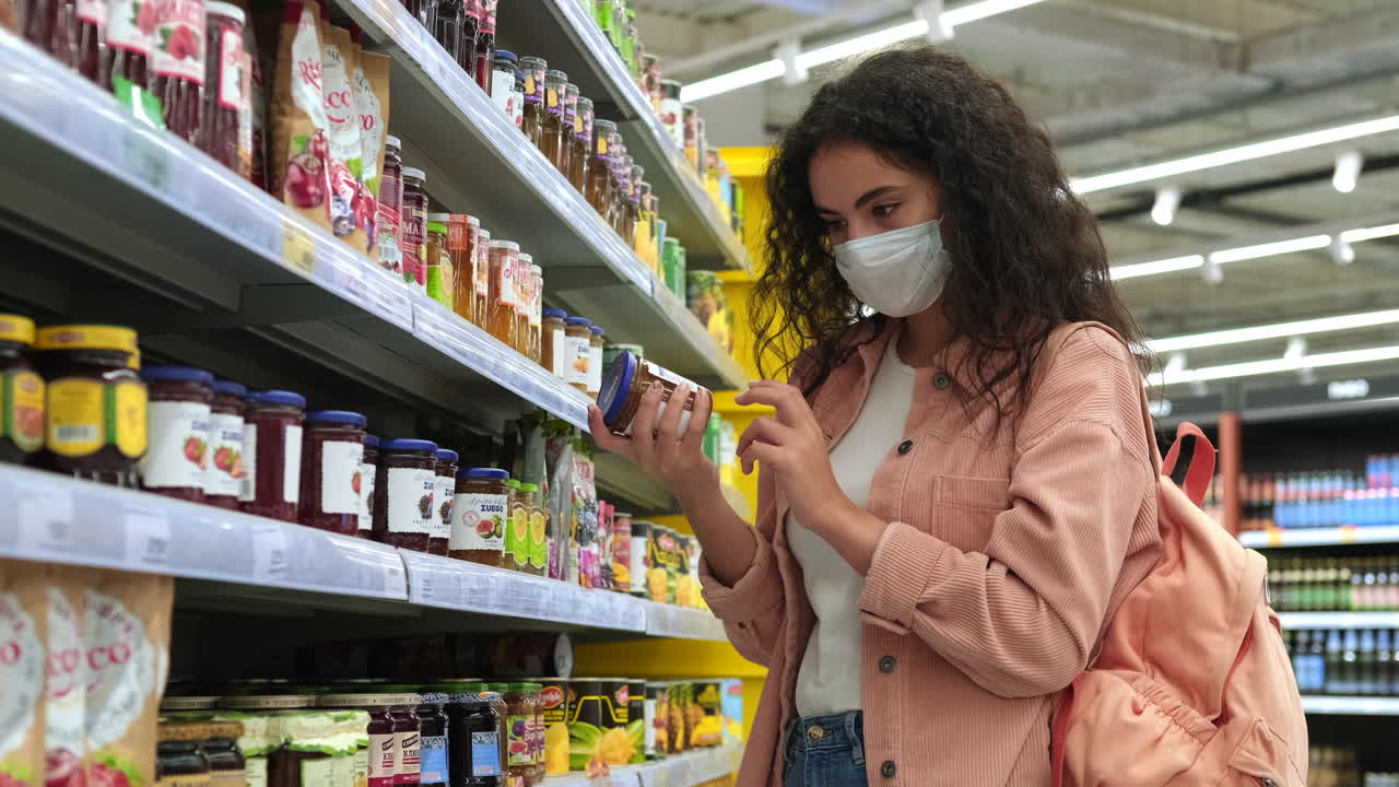 mujer comprando comida en un supermercado