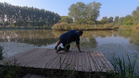 El-Hombre-Se-Sienta-Y-Disfruta-De-Una-Hermosa-Vista-De-La-Laguna-En-Los-Humedales-De-Hanshiqiao,-Beijing,-China