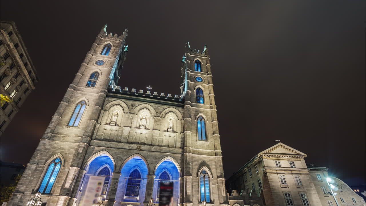 Gece Montreal Şehri, Notre Dame Katedrali yakınında 4K çekim.
