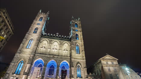 La-Ciudad-De-Montreal,-Cerca-De-La-Catedral-De-Notre-Dame-Por-La-Noche-4k-Shot