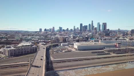 Weites-Luftpanorama-Der-Innenstadt-Von-Los-Angeles-Vom-La-River-Und-Dem-Lagerhausviertel-Aus