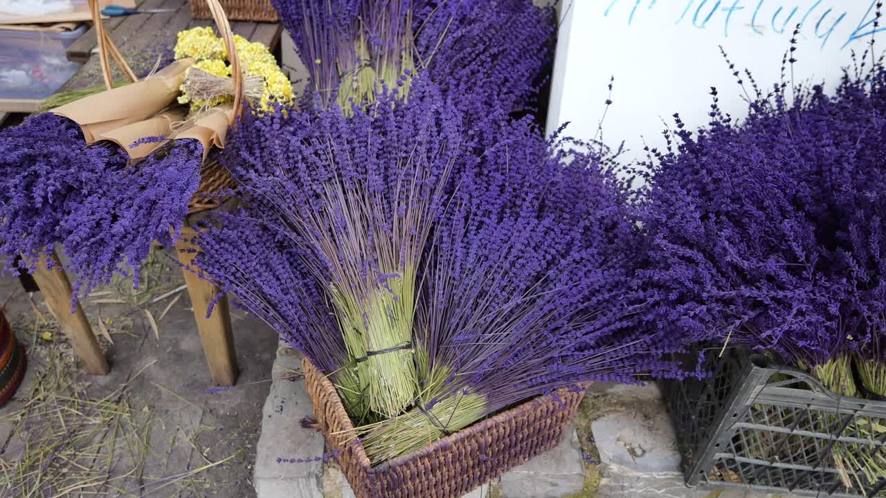 ramos de lavanda secos en un mercado