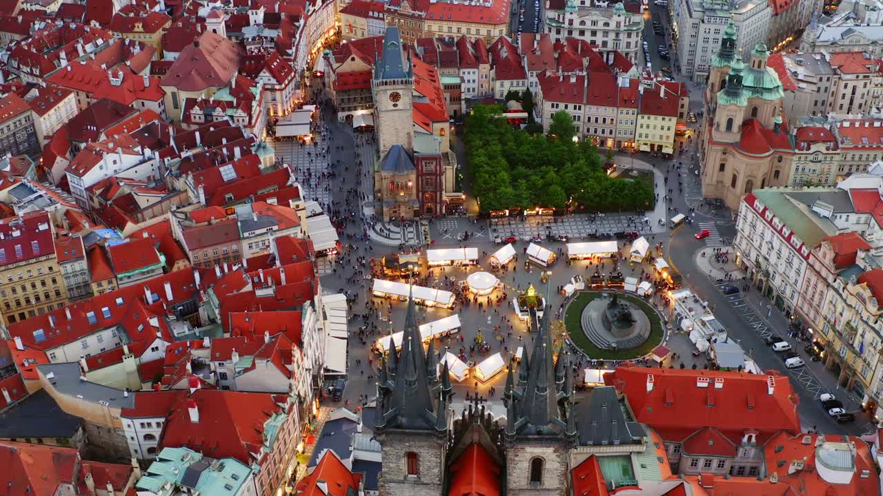 황혼 때 프라하 의 부활절 시장 에서 공중 에서 볼 수 있는 모습