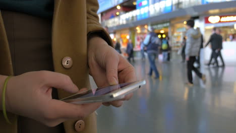 Frauenhände-Benutzen-Mobiltelefon-Am-Bahnhof