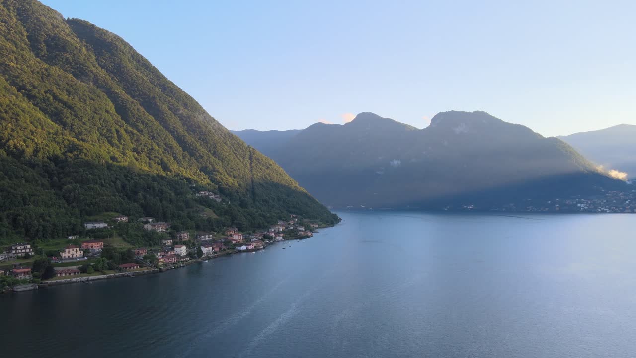 hermoso panorama areal del lago com en el centro de italia en los alpes mientras se pone el sol