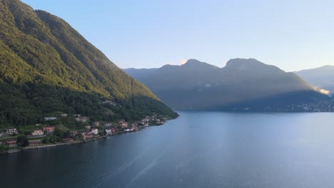 Hermoso-Panorama-Areal-Del-Lago-Com-En-El-Centro-De-Italia-En-Los-Alpes-Mientras-Se-Pone-El-Sol