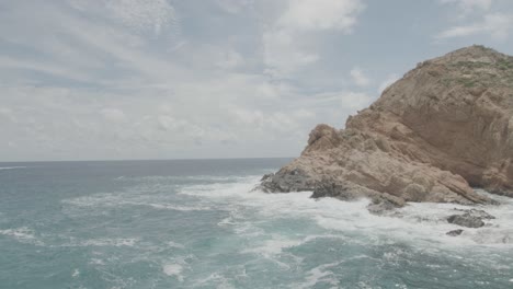 Luftaufnahme-Des-Meeres-Mit-Einer-Kleinen-Felseninsel