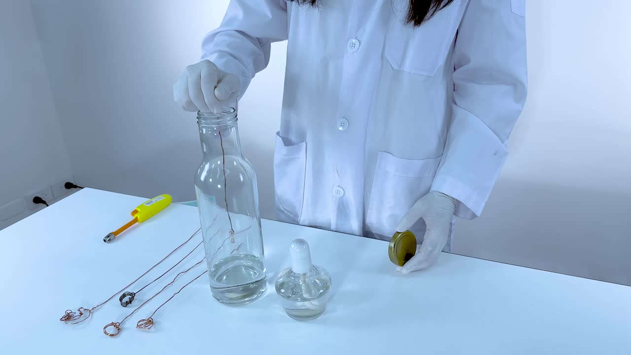 el científico lleva a cabo un experimento con una reacción química brillante