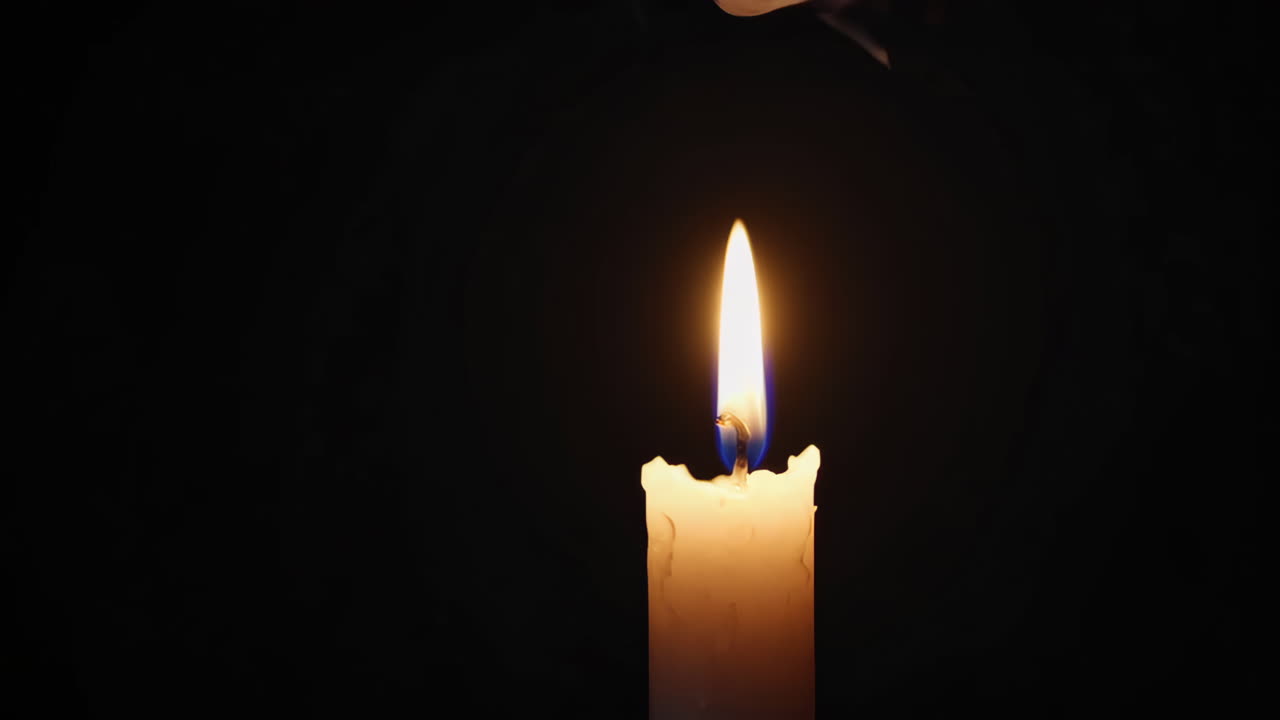 Une bougie brûlante dans le noir