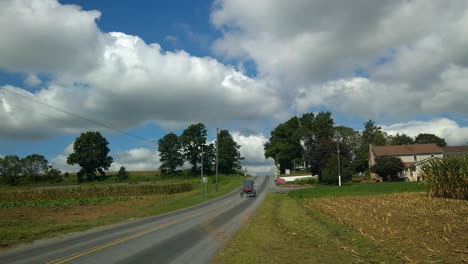 Caballo-Amish-Y-Buggy-Bajando-Por-La-Carretera