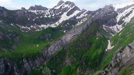 caminata por la cordillera de schafler con vistas impresionantes en suiza