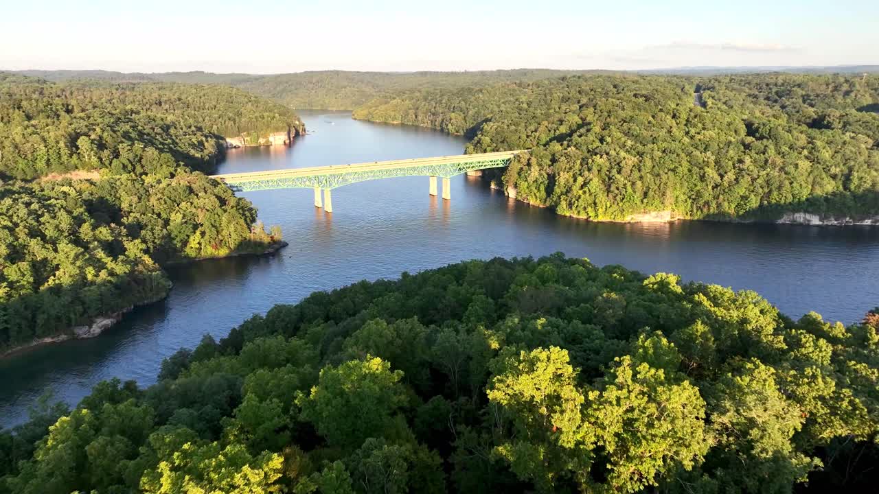 o lago summersville revela-se sobre as copas das árvores na virgínia ocidental
