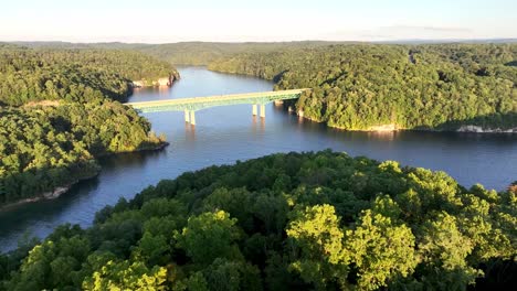 el lago summersville se revela sobre las copas de los árboles en virginia occidental.