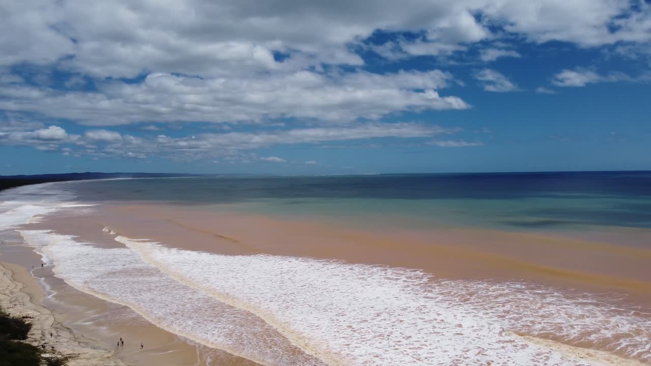 vista aérea de una playa australiana después de un ciclón tropical