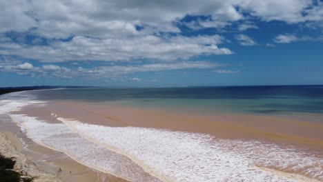 Vista-Aérea-De-Una-Playa-Australiana-Después-De-Un-Ciclón-Tropical