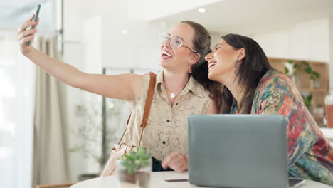 Freunde-Lächeln,-Wiedersehen-Im-Café-Und-Selfie