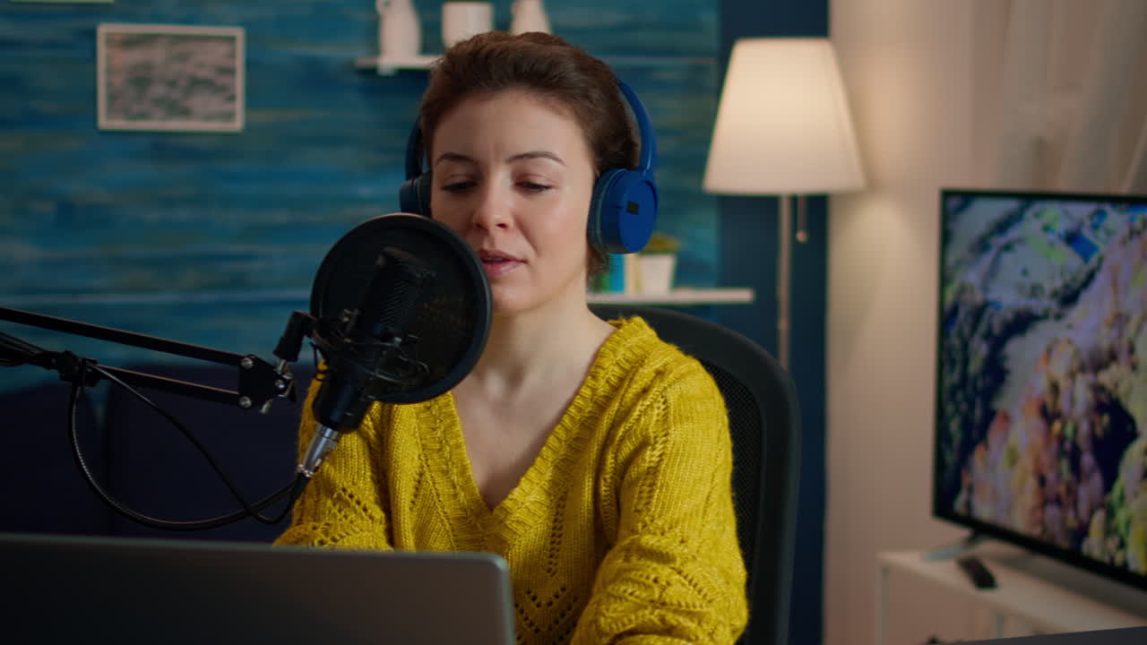 Streamer blogger fra et hjemmestudie med professionelle høretelefoner på