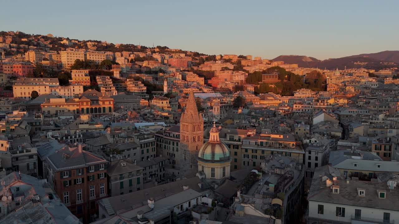 제노바의 역사적인 중심에 있는 골든 아워 (golden hour) 에서 건물을 고 있는 따뜻한 빛, 공중 전망