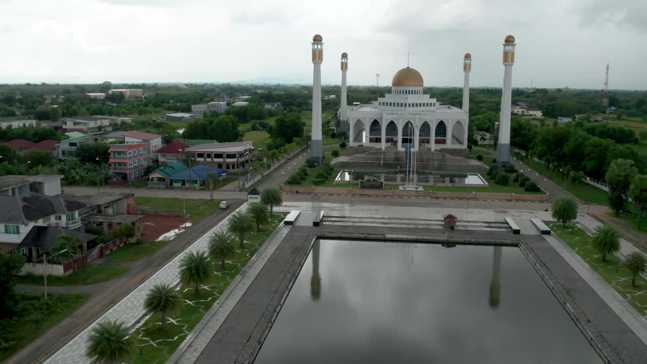 Maisema, drone-kameran kuva auringonlaskusta Songkhlan provinssin moskeijalla, Thaimaassa. Kaunis suuri moskeija ramadan-päivän ilta-auringonlaskussa. Video, luonnolliset värit, 4K-resoluutio.