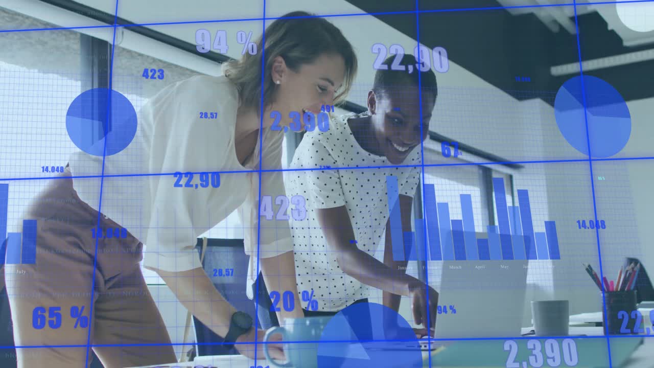 Em sobreposição, equipe de negócios inclinada sobre o gráfico tocando no laptop e observando porcentagens subindo para 90%
