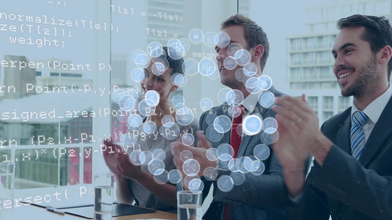 animación de iconos de los medios y procesamiento de datos sobre colegas caucásicos aplaudiendo en la reunión