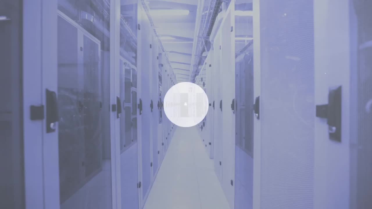 animación de iconos conectados, cambio de números y lenguaje de computadora a través de la sala de servidores.