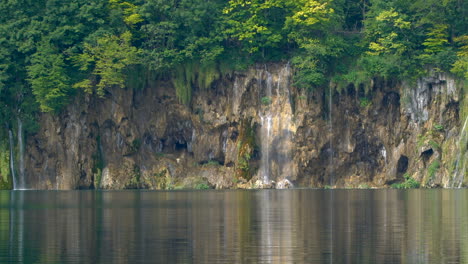 cascada en los lagos de plitvice, croacia.